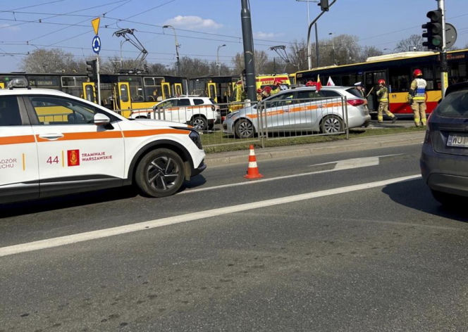 4 osoby ranne po zderzeniu autobusu z tramwajem na rondzie Waszyngtona w Warszawie
