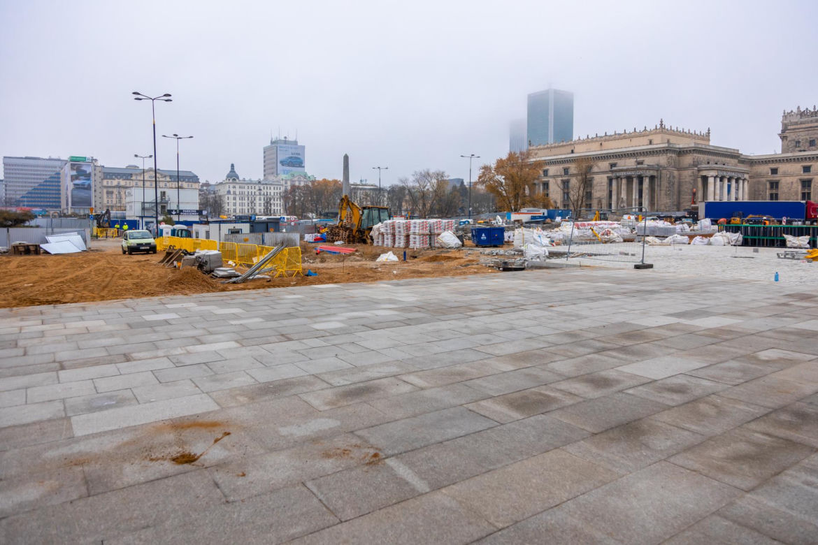 Trwa przebudowa części dawnego Placu Defilad w plac Centralny