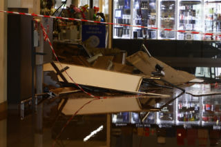 Groza w byłym Tesco na Bemowie. Runął podwieszany sufit. Ewakuowano 50 osób