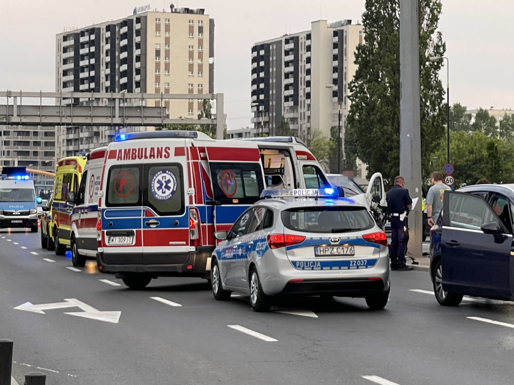 Śmiertelny wypadek w Warszawie. Nie żyje młody mężczyzna, auto prowadził jego teść