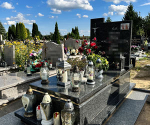 Dwa gołębie na grobie zamordowanych przez córkę rodziców. Ten znak poruszył Ostródę