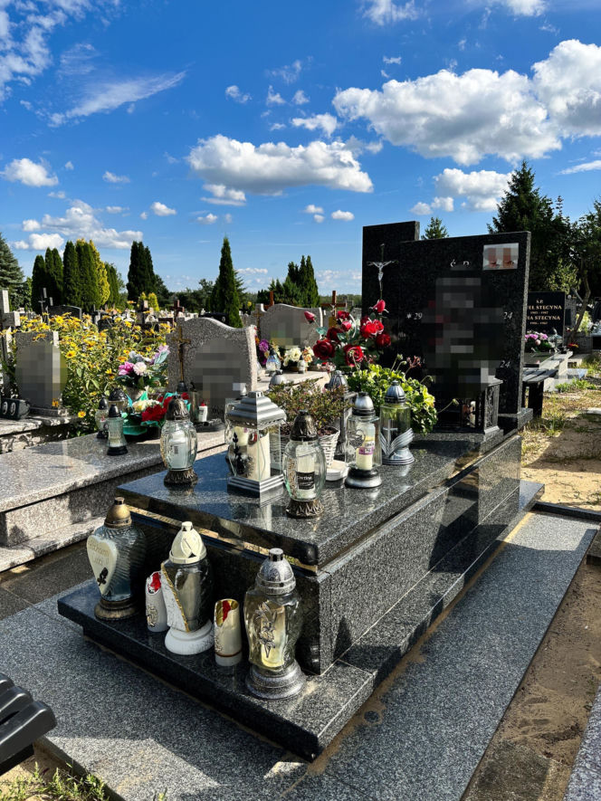 Dwa gołębie na grobie zamordowanych przez córkę rodziców. Ten znak poruszył Ostródę