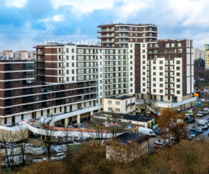 Dom otoczony blokiem przy ul. Bacha 35 w Warszawie