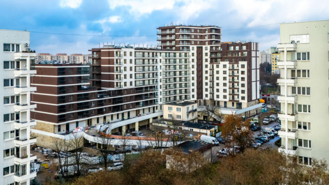 Dom otoczony blokiem przy ul. Bacha 35 w Warszawie