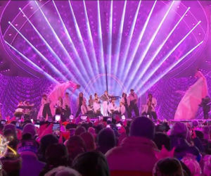 Sylwester z Dwójką TVP. Doda przebierała się dwa razy. Zapięta pod szyję wyglądała obłędnie!