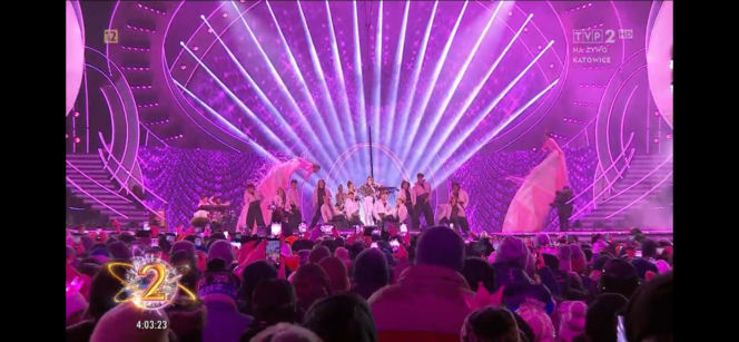 Sylwester z Dwójką TVP. Doda przebierała się dwa razy. Zapięta pod szyję wyglądała obłędnie!