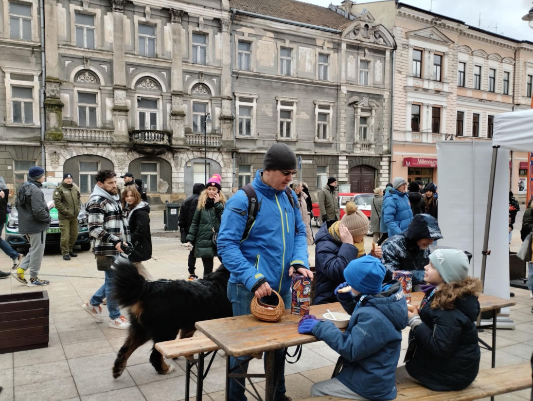 WOŚP 2024. Dziennikarze Radia ESKA rozgrzewają Tarnów pysznym żurkiem!