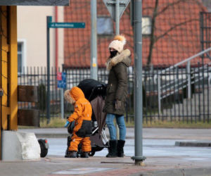 Syn Marty Kaczyńskiej śmiało hula na hulajnodze 