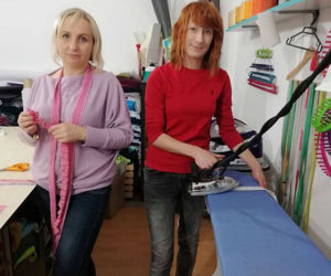 Bytom: Dają życie starym ubraniom i przerabiają je... na materiałowe torby, które zastąpią foliówki