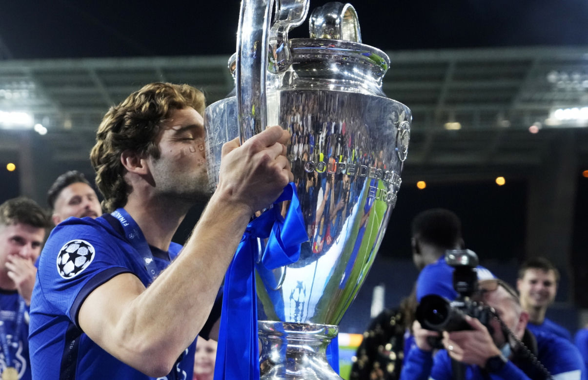 Piłkarze i kibice Chelsea Londyn świętują wygranie Ligi Mistrzów po zwycięstwie w finale 1:0 z Manchesterem City 