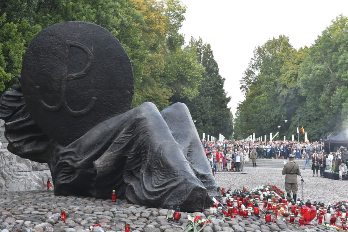 77. rocznica Powstania Warszawskiego. Wanda Traczyk Stawska przy pomniku Poległym Niepokonanym.
