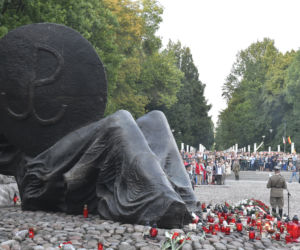 77. rocznica Powstania Warszawskiego. Wanda Traczyk Stawska przy pomniku Poległym Niepokonanym.