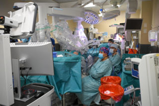 Polscy lekarze z Chin zoperaowali pacjentów w Warszawie. To pierwsze w historii operacje telerobotyczne na taką odległość