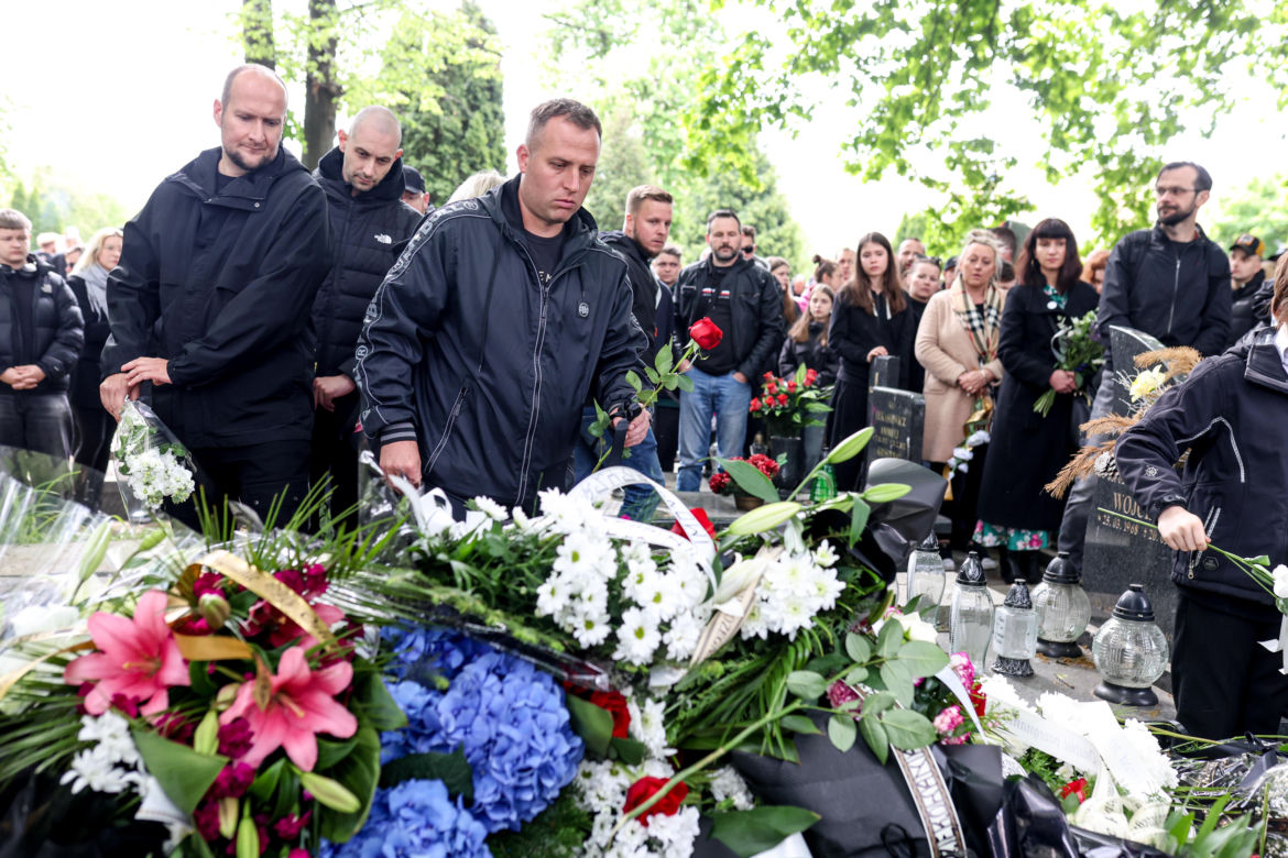 Tłumy na pogrzebie legendy polskiego rapu. Pożegnaliśmy Jokę z Kalibra 44