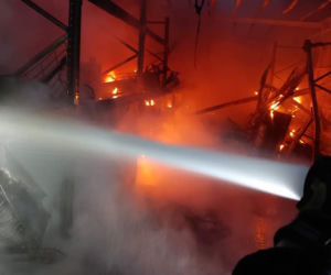 Bydgoszcz: Pożar w zakładzie pianek na terenie byłego Zachemu! Na miejscu 12 zastępów straży pożarnej [ZDJĘCIA]