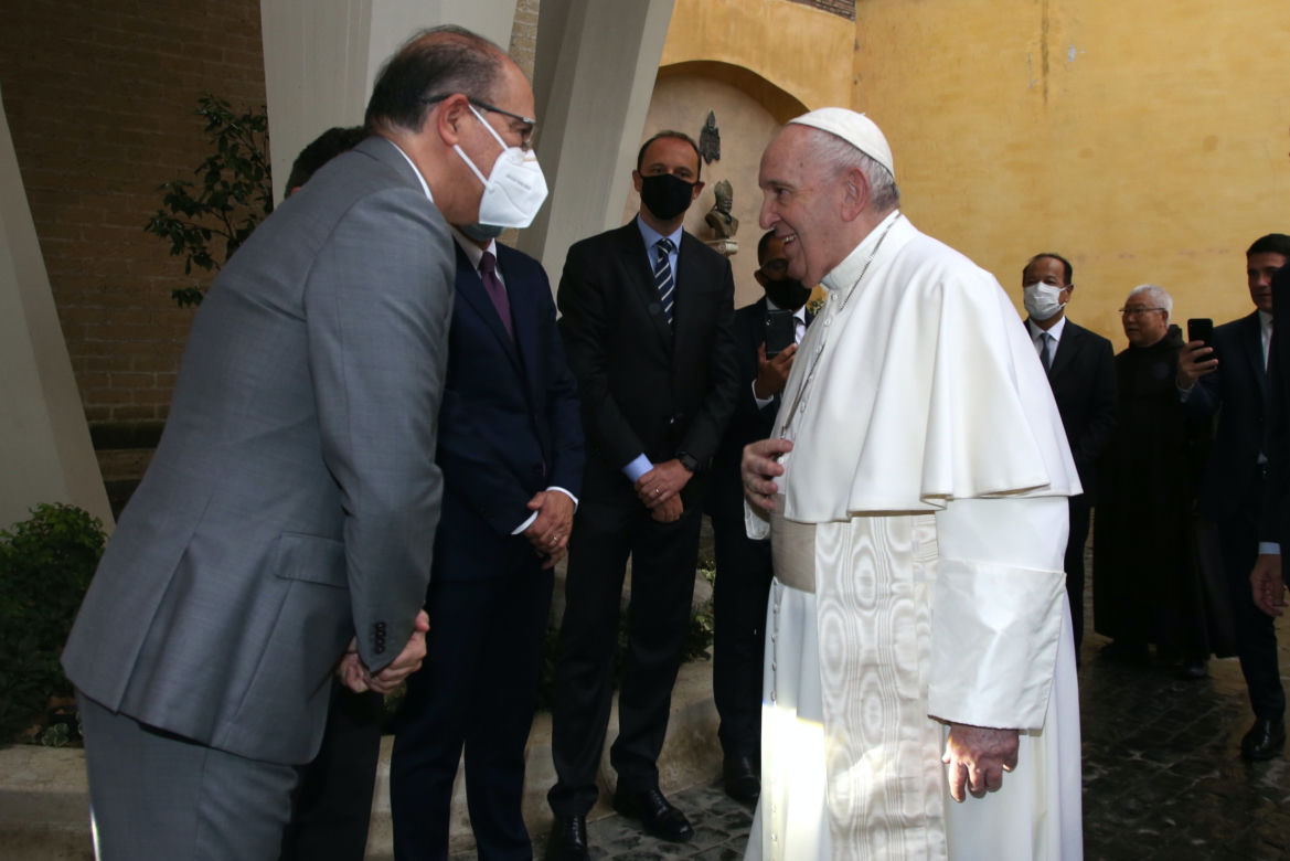 Papież Franciszek dostał wodorową Toyotę Mirai