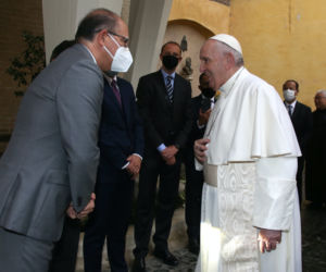 Papież Franciszek dostał wodorową Toyotę Mirai