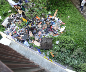 Koszalin: Pożar mieszkania. Kobieta wyskoczyła z  balkonu na drugim piętrze
