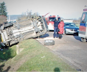 Terenówka wyprzedzała na skrzyżowaniu, a bus skręcił w lewo. SUV dachował w rowie