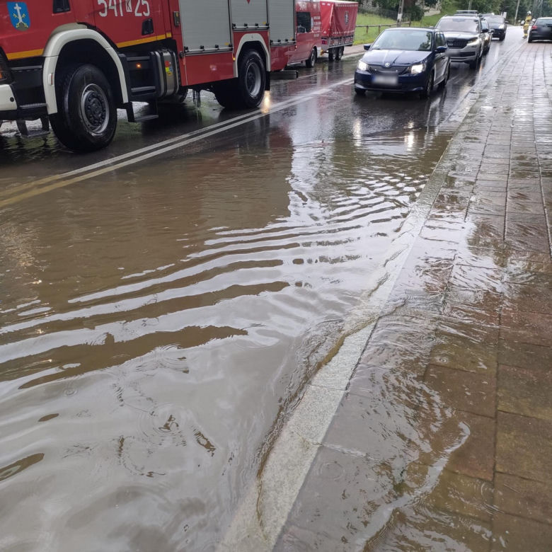 Ogromny deszcz zalał Zakopiankę! Trasa była nieprzejezdna w poniedziałek, 1 lipca [ZDJĘCIA].