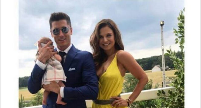 Robert Lewandowski z żoną i córką na weselu