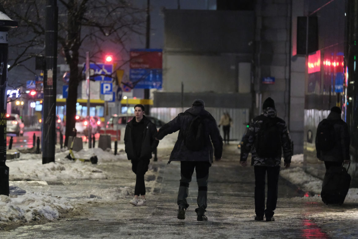 Gołoledź w Warszawie. Chodniki pokryły się lodem