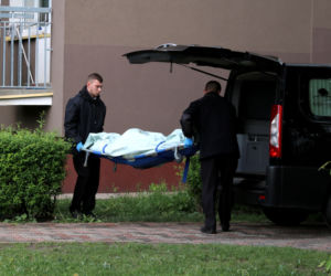 Emeryt rzucił się z 11. piętra