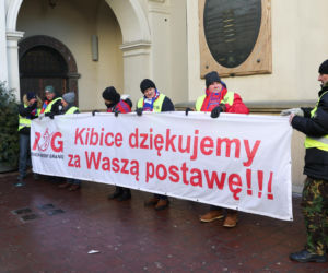 Prezydent na Jasnej Górze wśród kibiców. Podziękował za obronę  hasła „Bóg, Honor, Ojczyzna”