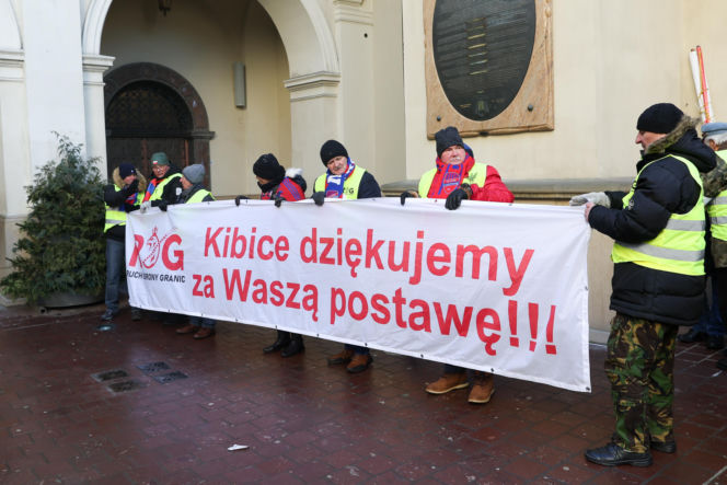 Prezydent na Jasnej Górze wśród kibiców. Podziękował za obronę  hasła „Bóg, Honor, Ojczyzna”