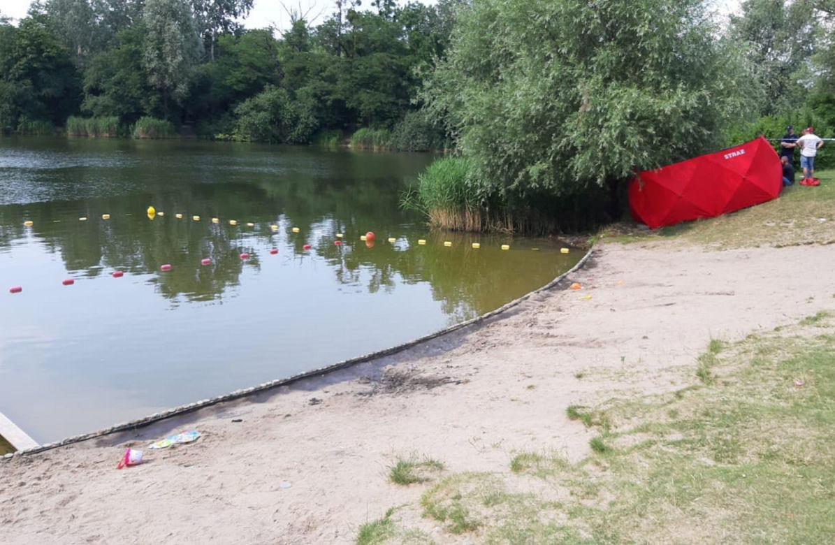 Służby wyłowiły ze stawów Hosera martwego mężczyznę 