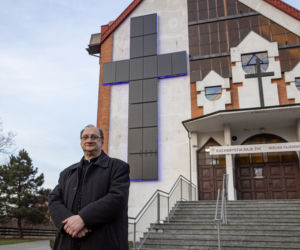 Eko krzyż ogrzewa wiernych