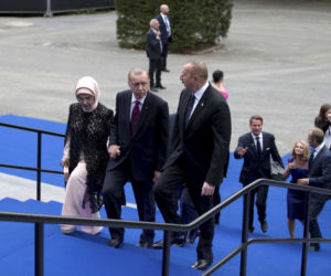 Politycy z żonami i partnerkami podczas szczytu NATO
