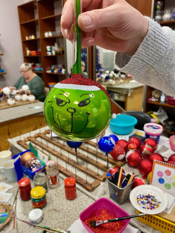 Bombka z podobizną Grincha w fabryce Bolglass