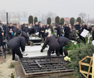 Pogrzeb 11-letniego aktora. Nikodem Marecki spoczął w białej trumnie. Żegnały go tłumy