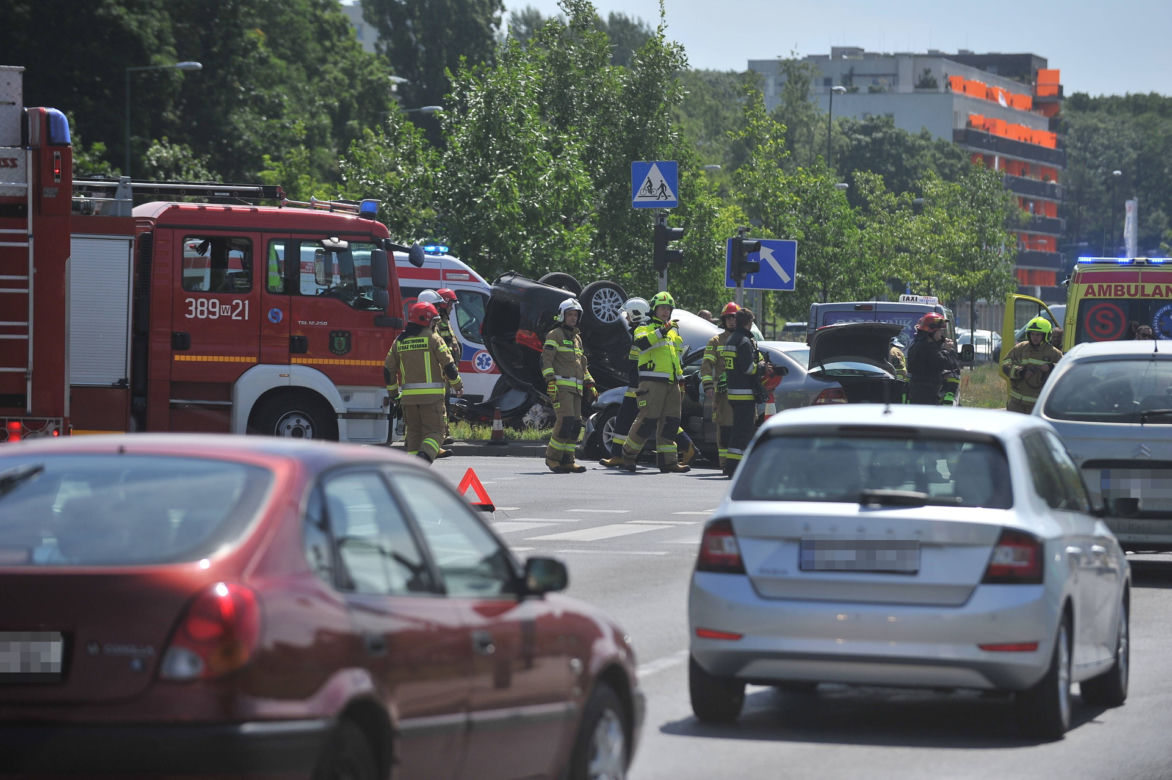 Wypadek na Sokratesa. Saab huknął w taksówkę, auto dachowało