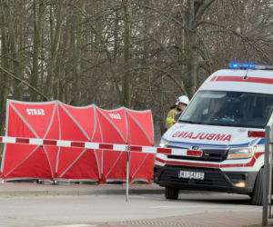 Zignorowała opuszczone rogatki, z torów zmiótł ją nadjeżdżający pociąg. Dramat w Jasiennicy Mazowieckiej