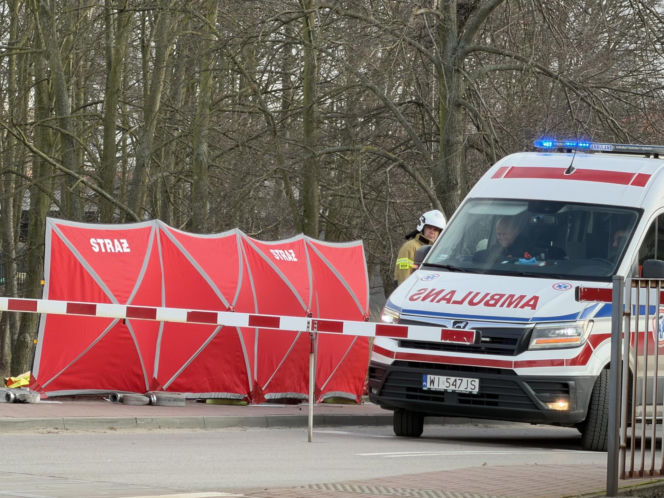 Zignorowała opuszczone rogatki, z torów zmiótł ją nadjeżdżający pociąg. Dramat w Jasiennicy Mazowieckiej