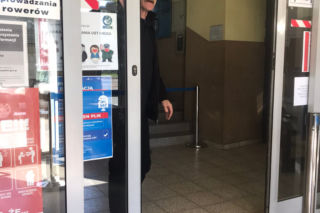 ABSURD w Sosnowcu! Ochroniarz bez maseczki każe innym zakrywać twarz. To BEZ SENSU!