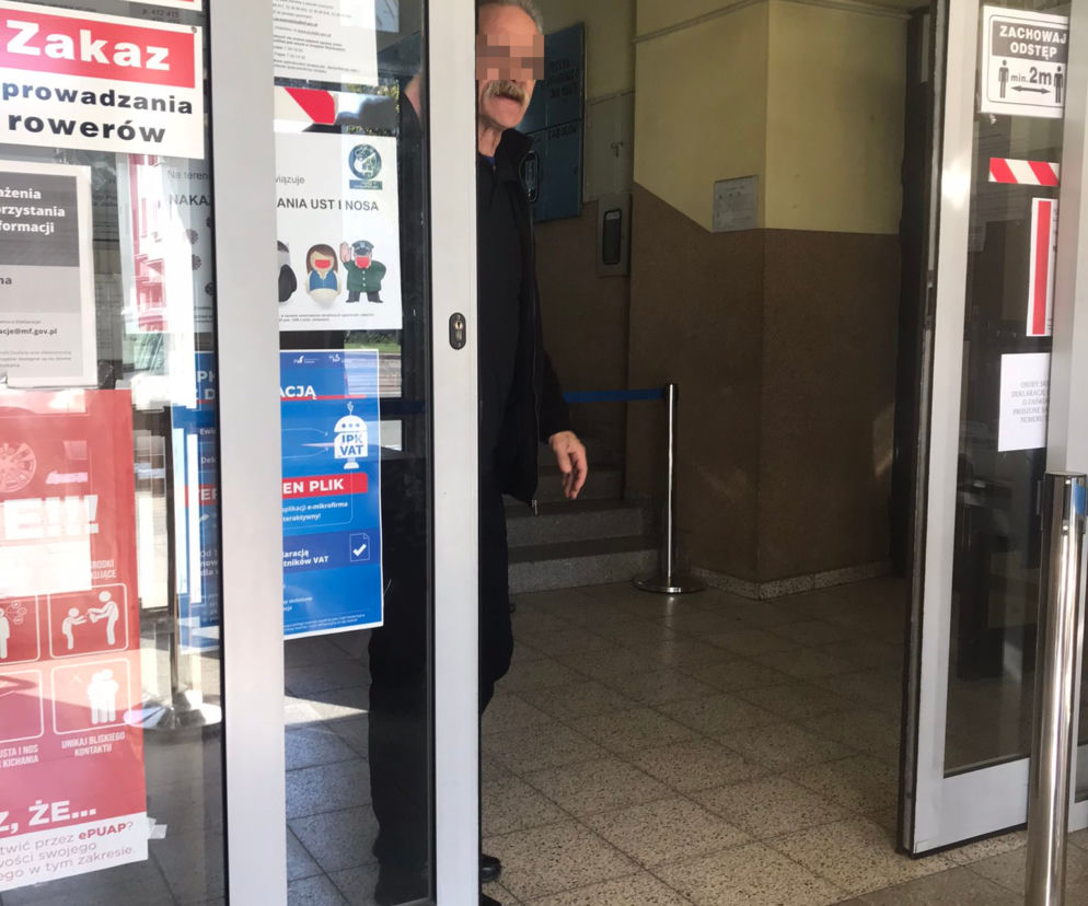 ABSURD w Sosnowcu! Ochroniarz bez maseczki każe innym zakrywać twarz. To BEZ SENSU!