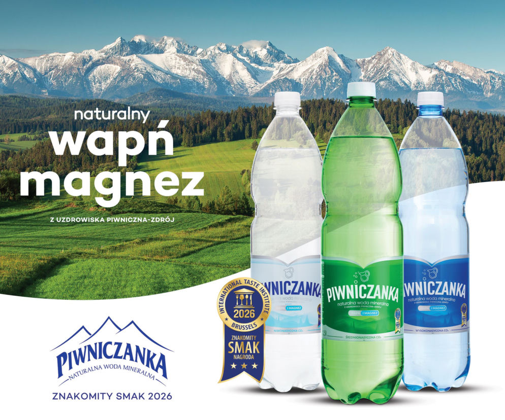 Trzy butelki wody mineralnej Piwniczanka na tle górskiego krajobrazu. O aktywnej współpracy z Eską przeczytasz na Eska.