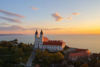 Balaton po wakacjach zyskuje drugie życie. Polacy coraz częściej odkrywają węgierskie morze