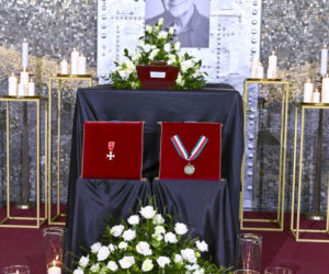 Zaskakujący widok na pogrzebie Frycza. Pojawili się żołnierze