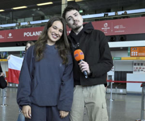 Alicja Szemplińska z fanami na lotnisku przed Eurowizją 2026