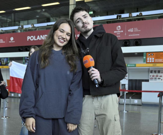 Alicja Szemplińska z fanami na lotnisku przed Eurowizją 2026