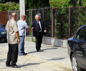 Jarosław Kaczyński z ochroniarzami przed domem na Żoliborzu