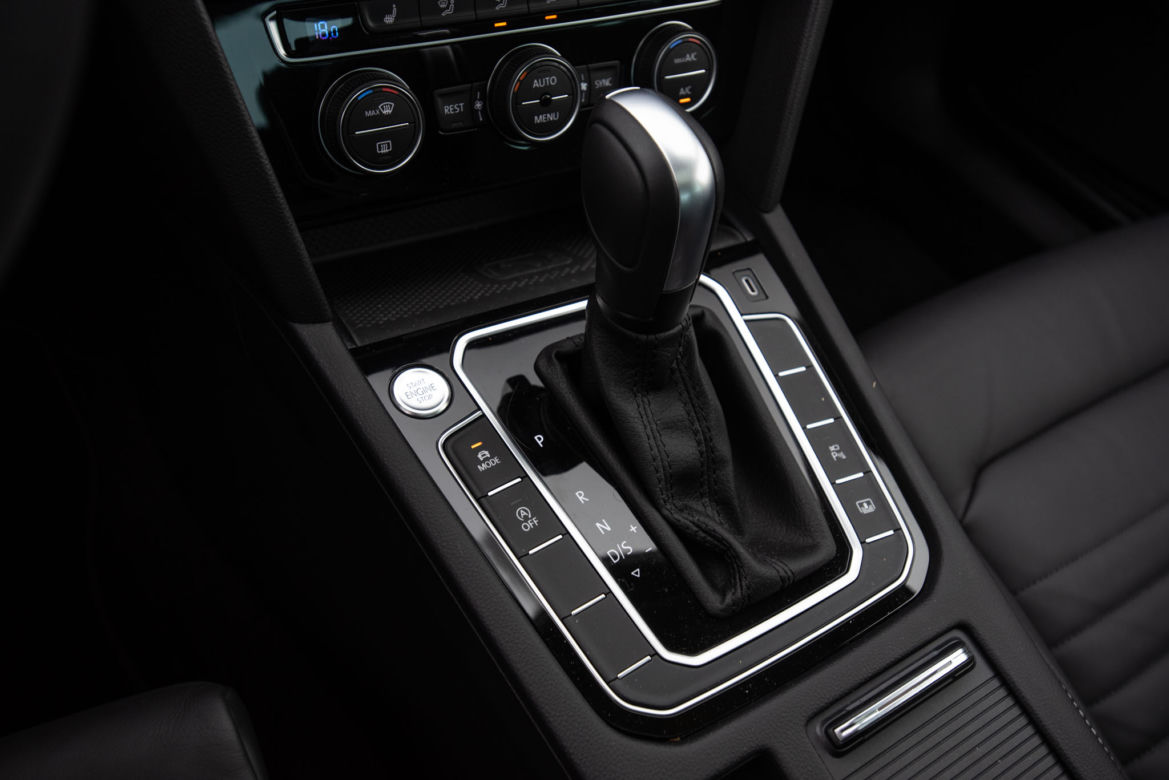 Volkswagen Passat Elegance vs Skoda Superb Sportline