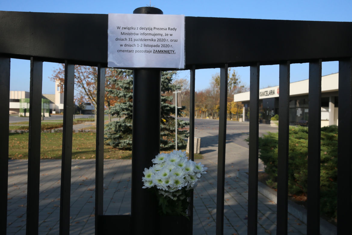 Cmentarze 1 listopada zamknięte dla niezaszczepionych. Kontrowersyjna rada eksperta. Rząd już podjął decyzję!