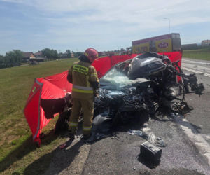 Tragiczne zderzenie osobówki z ciężarówką na DK9 w Jasienicy. Kierowca jednego z pojazdów zginął na miejscu