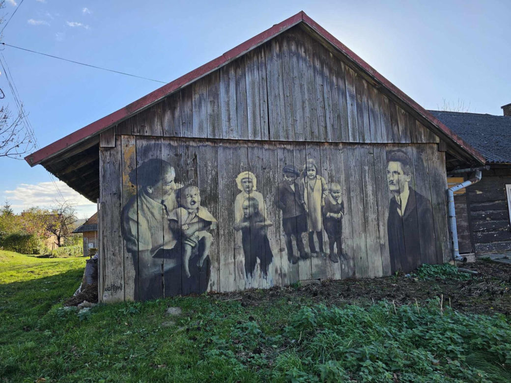 Poruszający mural rodziny Ulmów w Markowej