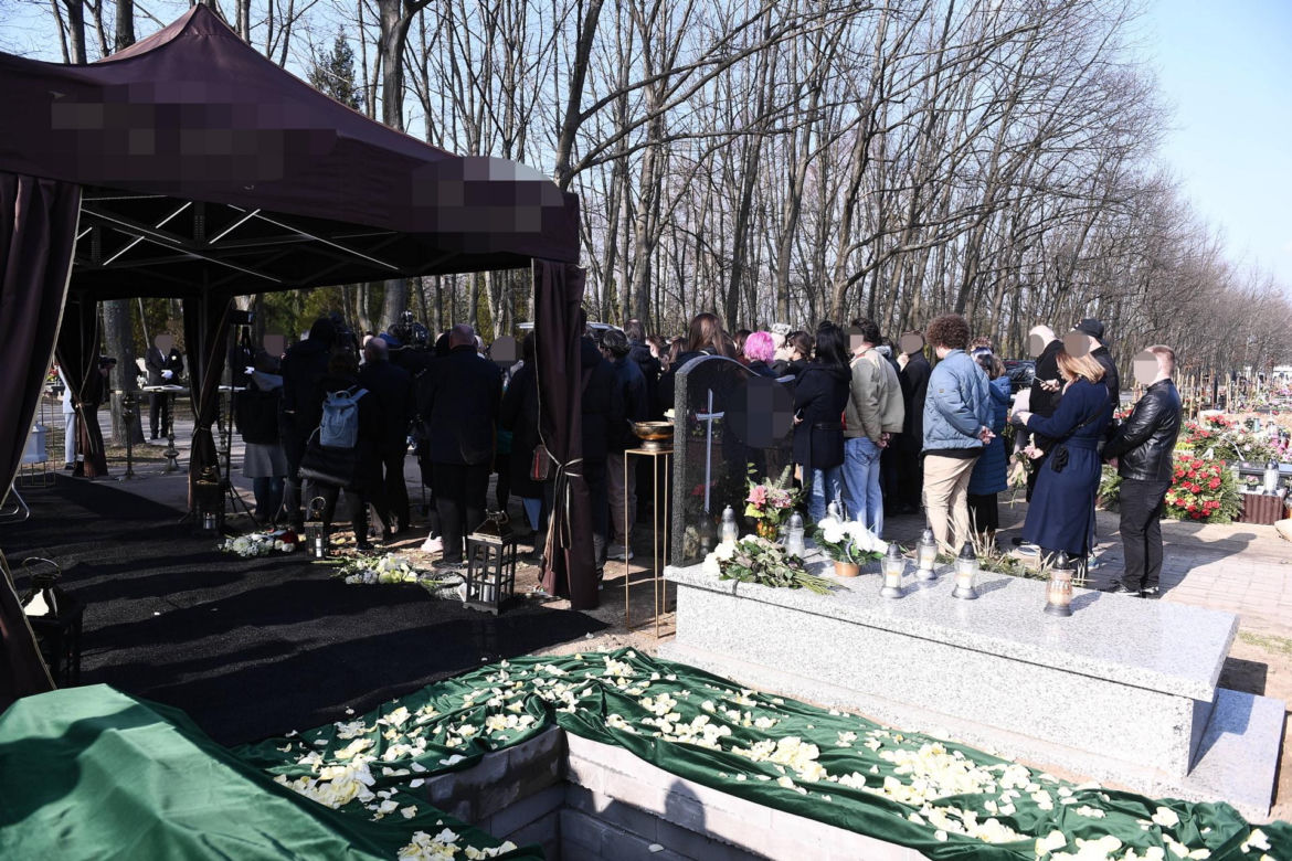 Przejmujący widok na grobie Lizy. To miejsce wyróżnia się na cmentarzu